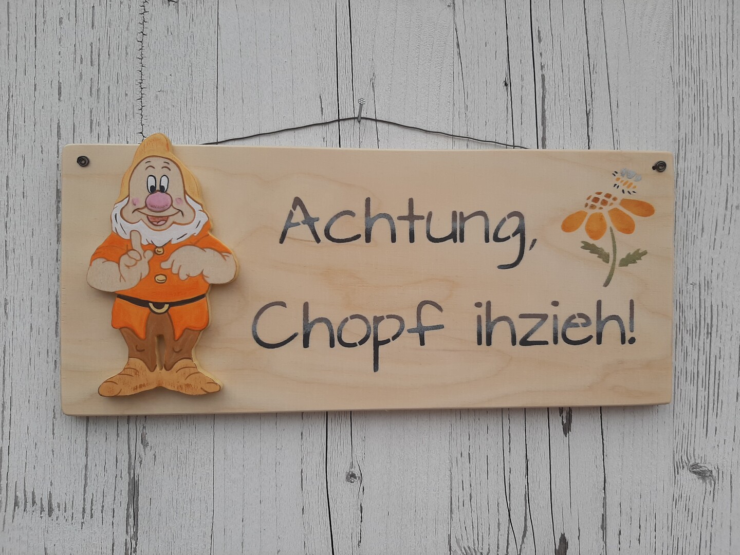 Türschild mit handbemalter Figur