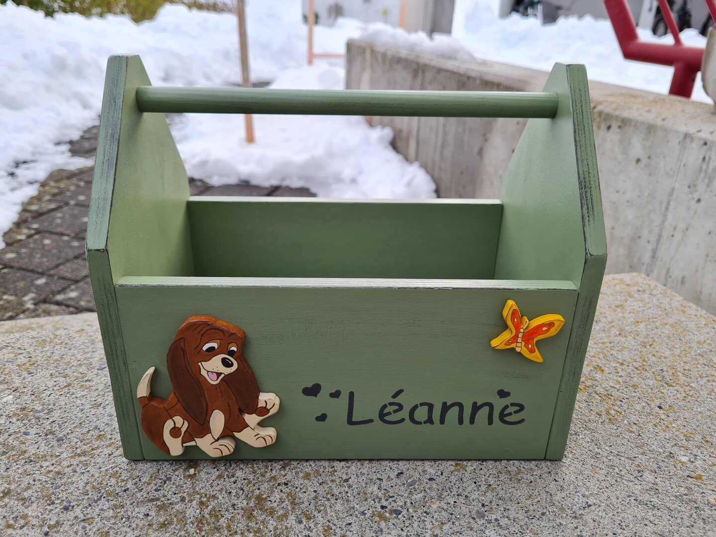 Werkzeugbox mit handbemalten Figuren